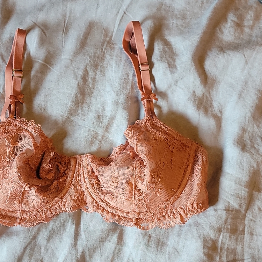 Victoria's Secret lightly lined bra size 32D